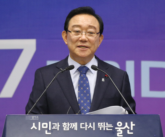 기자회견 하는 송철호 울산시장      (울산=연합뉴스) 김용태 기자 = 송철호 울산시장이 30일 오전 울산시청 프레스센터에서 경제자유구역 예비지정·수소시범도시·수소융복합단지 선정 발표 기자회견을 하고 있다. 2019.12.30      yongtae@yna.co.kr  (끝)